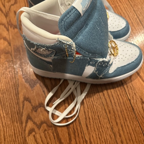 Jordan Kids' 1 Retro High OG in Denim Blue and White - Picture 4 of 5
